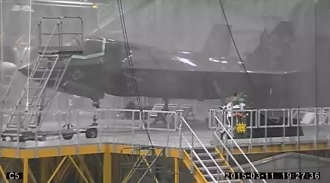 正在進(jìn)行淋雨試驗的F-35戰(zhàn)斗機